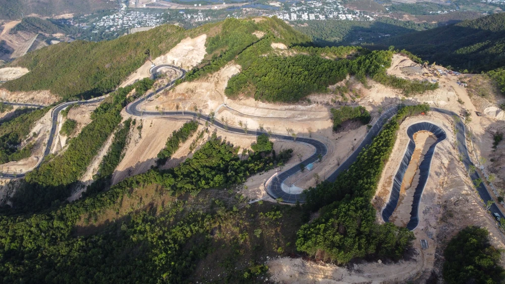 Cuối tháng 7-2025, chùa Trúc Lâm Phụng Thùy Sơn bắt đầu đón khách tham quan. Du khách muốn lên đỉnh núi phải vượt qua khoảng 3 km đèo quanh co, dốc thẳng đứng. Cơ quan chức năng khuyến cáo người dân, du khách nếu lên chùa bằng xe máy thì nên dùng xe số, không đi xe tay ga để đảm bảo an toàn.