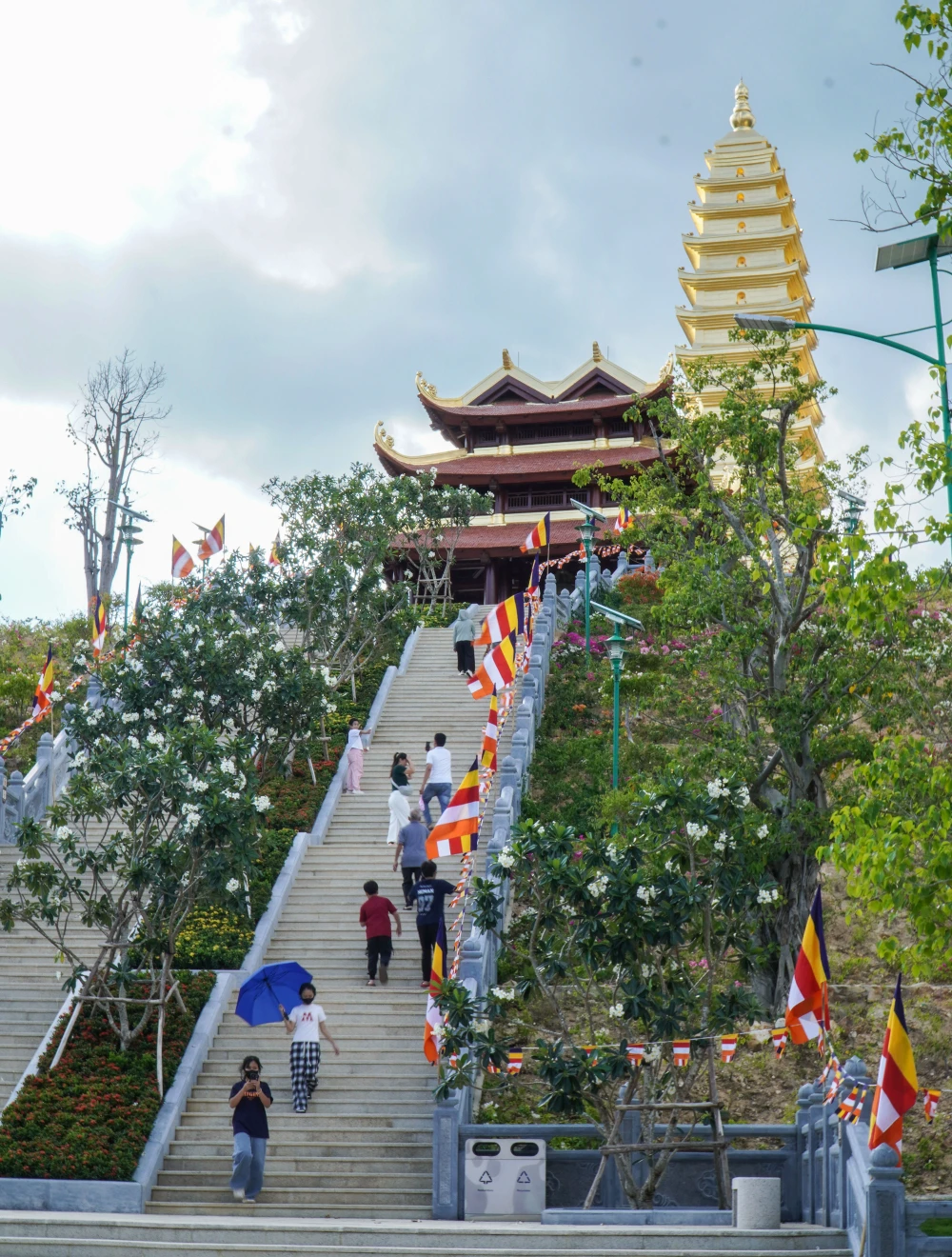 Ngày từ khi mở cửa đón khách, chùa Trúc Lâm Phụng Thùy Sơn lập tức trở thành điểm tham quan, vãn chùa thu hút hàng ngàn lượt khách ở Nha Trang.