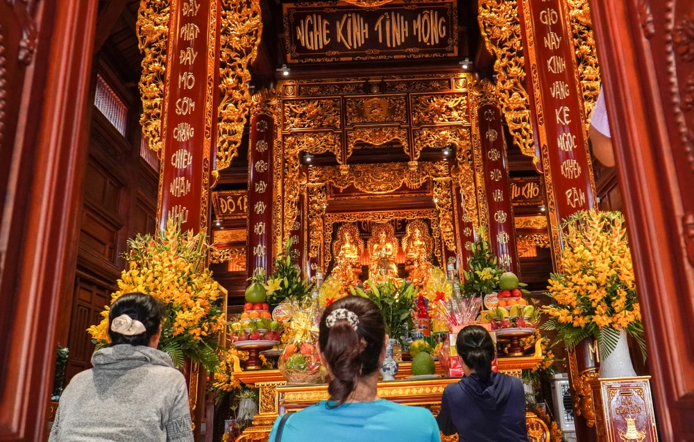 Người dân và du khách thắp nhang lạy Phật bên trong toàn chánh điện của chùa Trúc Lâm Phụng Thùy Sơn.