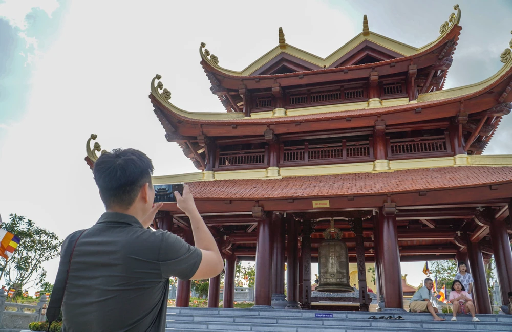 Anh Trung Thi, ngụ phường Bắc Nha Trang, cho biết lúc di chuyển bằng xe máy cũng hơi run vì nhiều khúc cua gấp. Tuy nhiên, khi lên đến đỉnh núi cảm giác thích thú vì có thể vãn cảnh chùa và phóng tầm mắt ngắm toàn cảnh Nha Trang từ độ cao hơn 500 m.