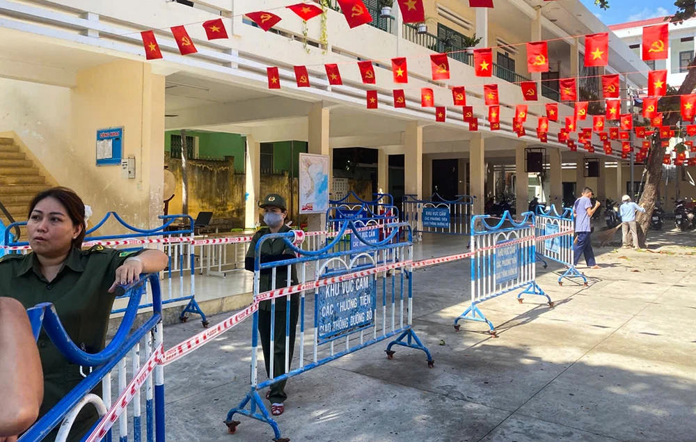 Từ sáng 31-8, nhiều địa phương ở Khánh Hòa bắt đầu chi trả tiền quà Quốc khánh cho người dân. Ảnh: H. THƯ