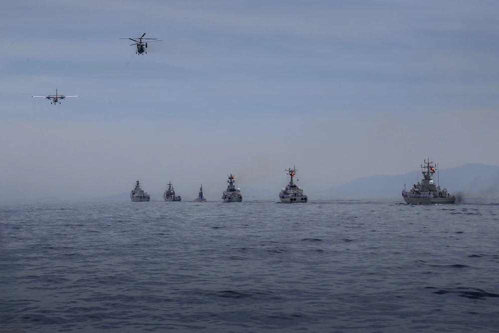 Biên đội máy bay DHC6 và trực thăng săn ngầm Ka28 cùng các biên đội tàu tên lửa tham gia diễu binh trên biển.jpg