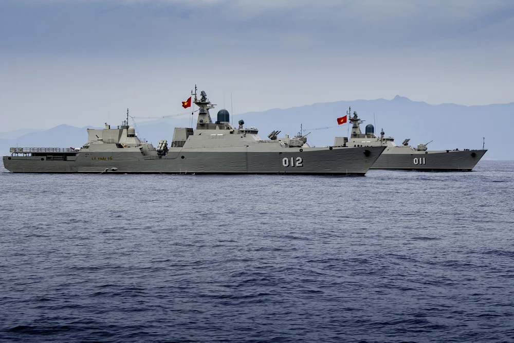 biên đội tàu hộ vệ tên lửa 3.9 tham gia diễu binh trên biển.jpg