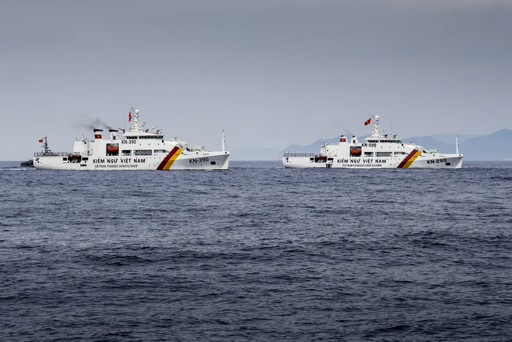 Biên đội tàu Kiểm ngư tham gia diễu binh trên biển.jpg