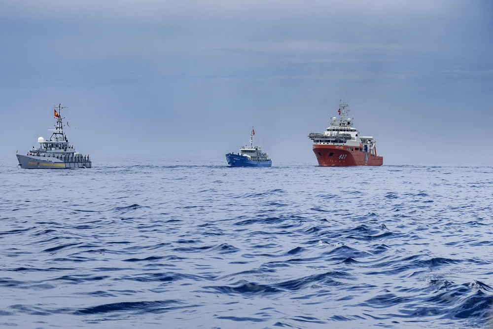 Tàu cứu hộ đa năng và các tàu phục vụ tham gia diễu binh trên biển.jpg