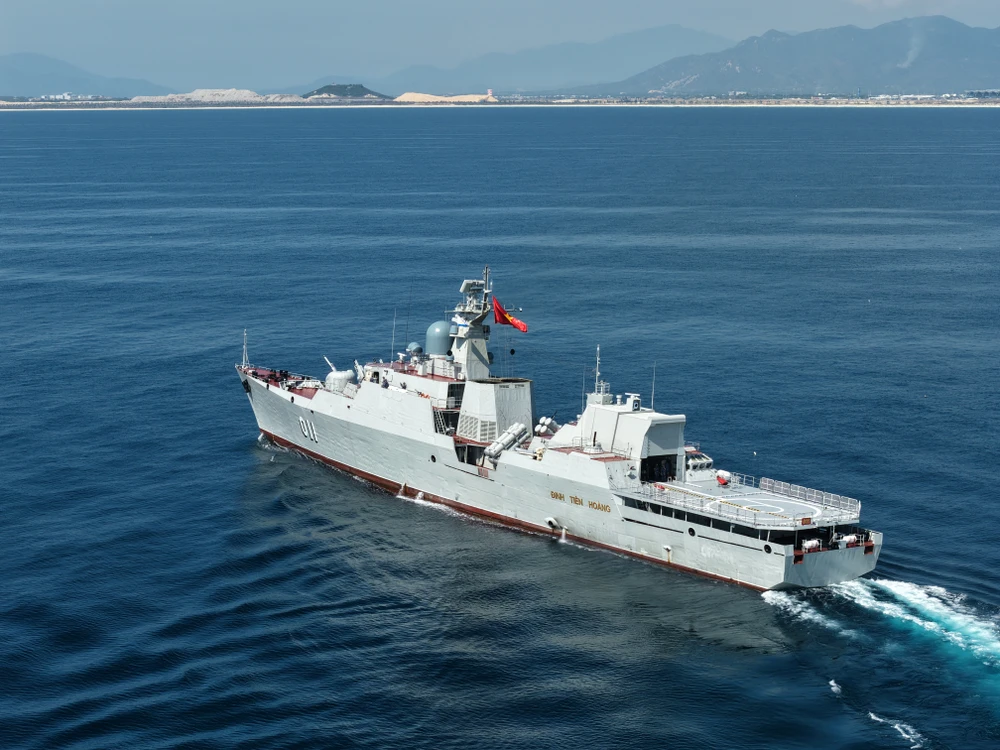 tàu hộ vệ tên lửa Đinh Tiên Hoàng.JPG