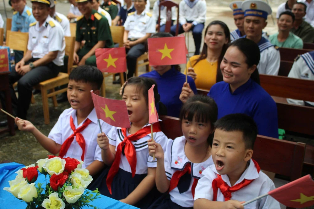 ánh mắt trẻ thơ năm học mới.jpg