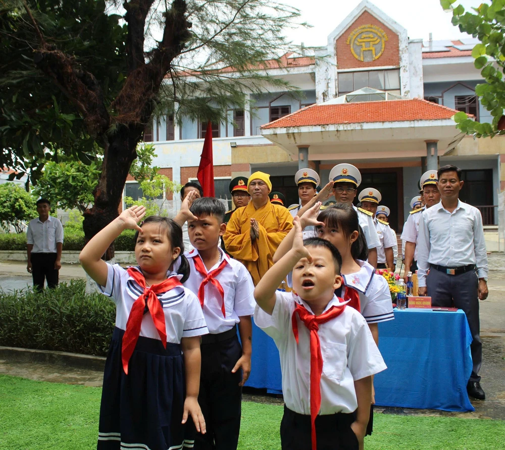 Học sinh Đặc khu Trường Sa cất tiếng hát Quốc ca.jpg