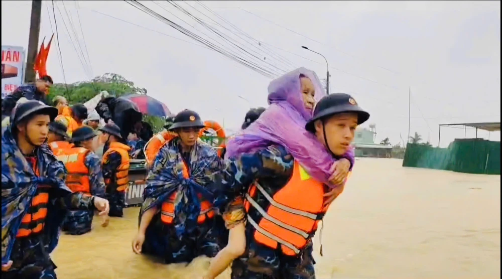 Cán bộ, chiến sĩ Vùng 4 cứu người dân ra khỏi khu vực nguy hiểm đến nơi an toàn..jpg