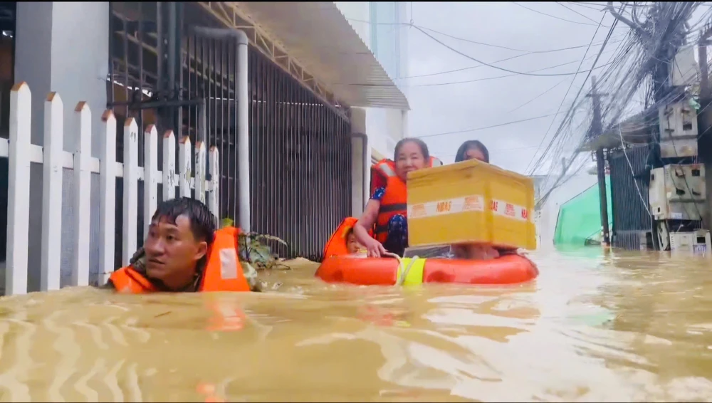 Cán bộ, chiến sĩ Vùng 4 cứu người dân ra khỏi khu vực nguy hiểm đến nơi an toàn...jpg