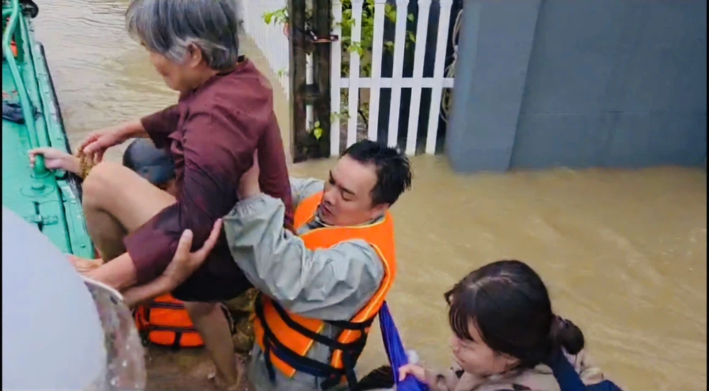 Cán bộ, chiến sĩ Vùng 4 cứu người dân ra khỏi khu vực nguy hiểm đến nơi an toàn....jpg