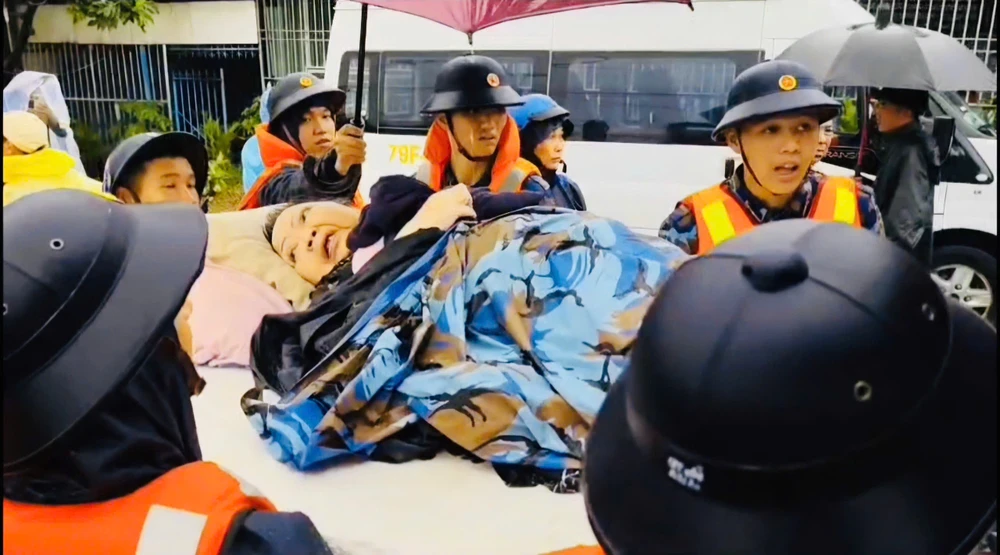 Cán bộ, chiến sĩ Vùng 4 cứu người dân ra khỏi khu vực nguy hiểm đến nơi an toàn2.jpg