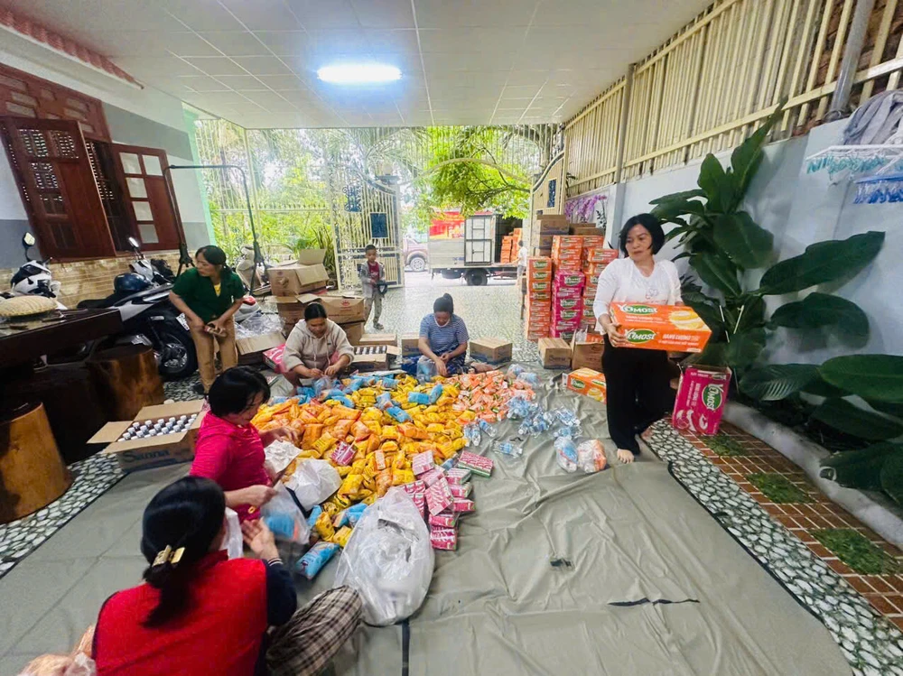 Hội phụ nữ Lữ đoàn 957 chuẩn bị quà giúp nhân dân Vùng lũ.2.jpg