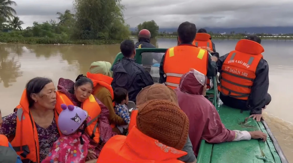 Vùng 4 Hải quân đưa phương tiện tham gia cứu hộ tại khu vực Ninh Hòa.jpg