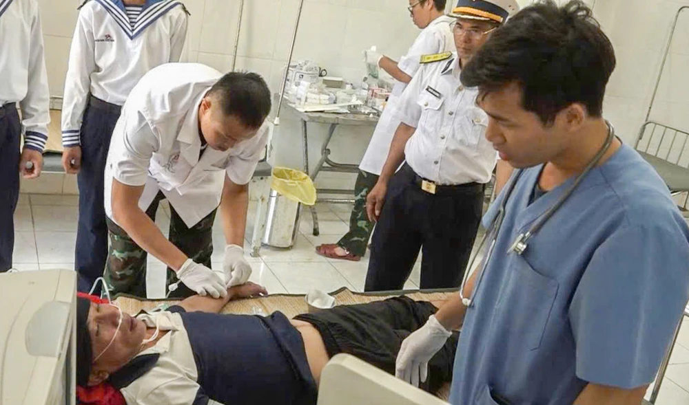 Các y, bác sĩ nhanh chóng thăm khám cho bệnh nhân..jpg