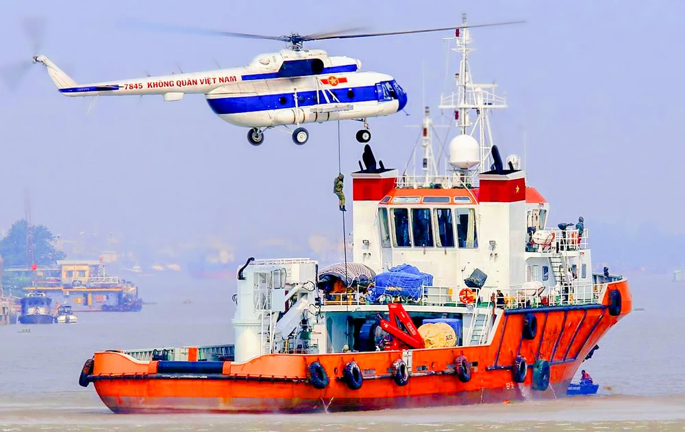 3a Lữ đoàn ĐCHQ 126 phối hợp với lực lượng Không quân thực hành Diễn tập CKB-21.jpg