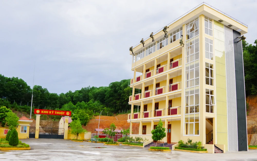 3b Đặc công Hải quân huấn luyện kỹ thuật leo, trèo nhà cao tầng.jpg