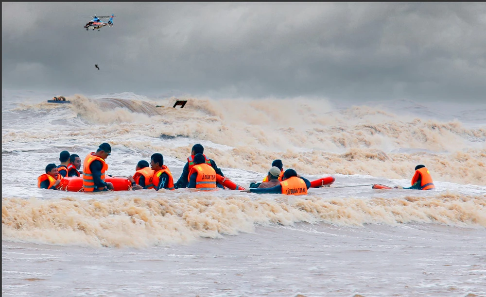 3c Đặc công Hải quân tham gia cưú hộ, cứu nạn Tàu Visip1 tại cảng Cửa Việt - tỉnh Quảng Trị.jpg