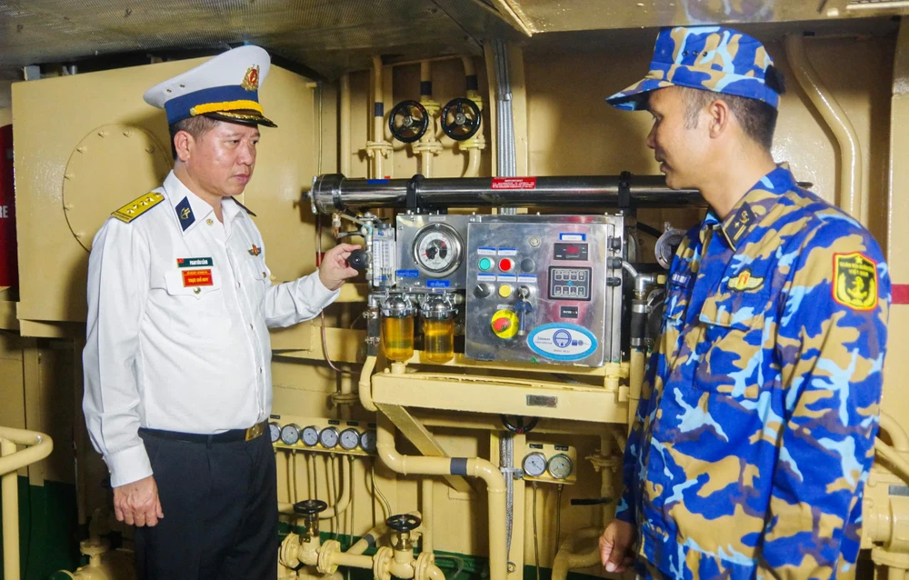 Đồng chí Đại tá Phan Văn Cảnh, Lữ đoàn trưởng kiểm tra kỹ thuật trước khi tàu đi thực hiện nhiệm vụ.jpg