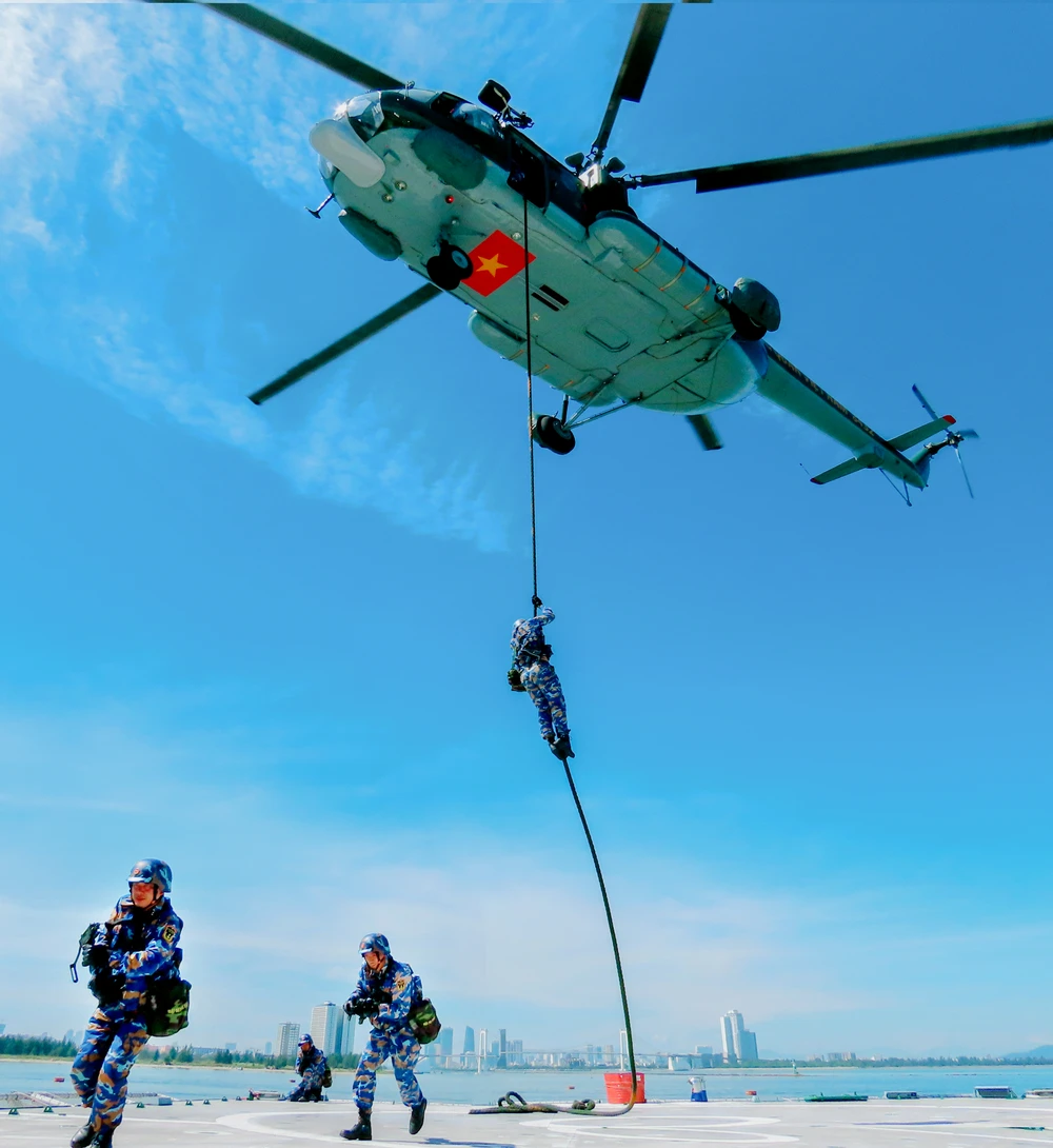 Huấn luyện đổ bộ đường không.jpg