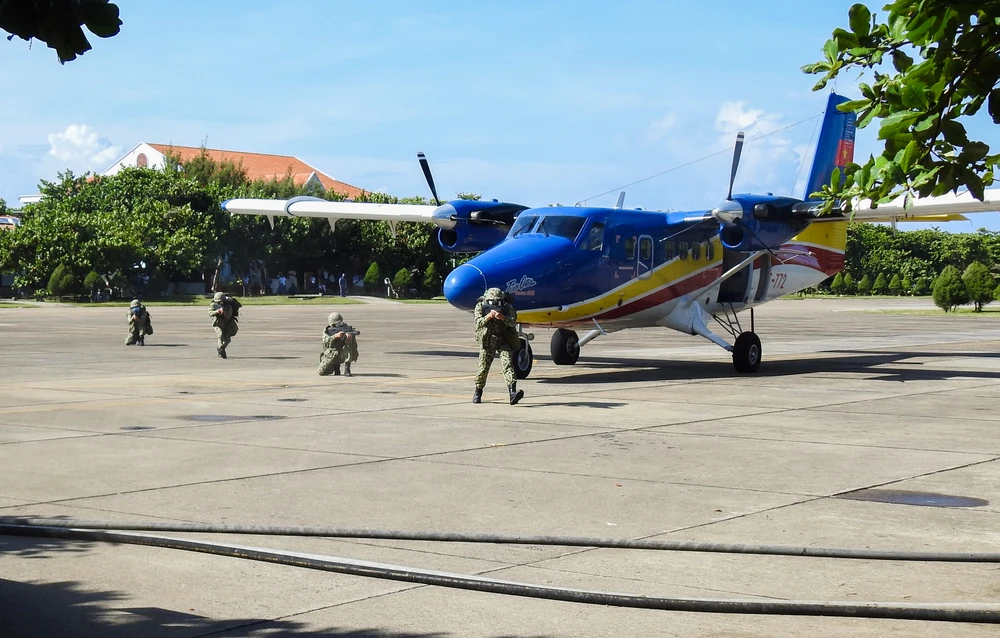 huấn luyện hiệp đồngvới Không quân Hải quân đổ bộ Trường Sa theo phương án.jpg