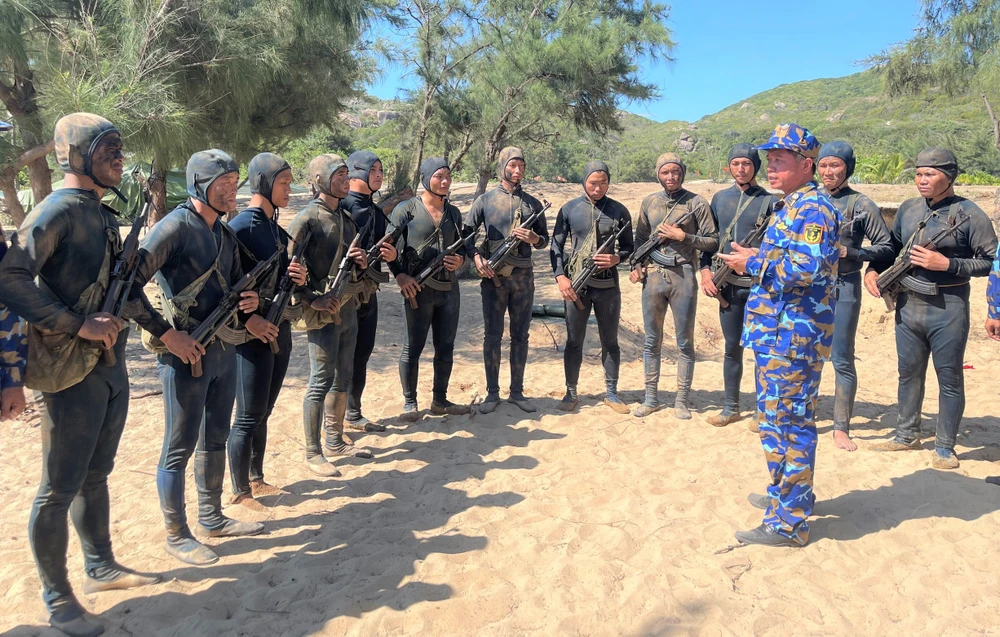 T1-Đồng chí Đại tá Phan Văn Cảnh, Lữ đoàn trưởng quán triệt nhiệm vụ phục vụ diễn tập BD-23 do Quân chủng tổ chức.jpg