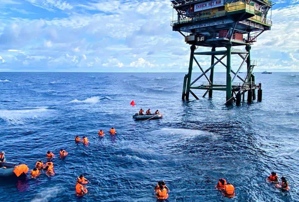 T10-Thực hành sinh sống dài ngày trên biển của cán bộ, chiến sĩ Lữ đoàn tại nhà giàn DK1.jpg