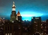 Bầu trời New York bỗng chuyển màu xanh kỳ lạ