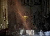 Những gì còn lại sau khi ngọn lửa bao trùm Nhà thờ Đức Bà 