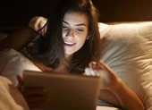 Đọc sách ban đêm trên thiết bị điện tử không tốt cho sức khỏe 