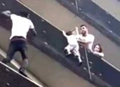 Clip: 'Người nhện' Paris cứu em bé treo lơ lửng ngoài ban công
