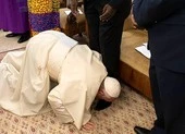Đức Giáo Hoàng Francis hôn chân các vị lãnh đạo Nam Sudan