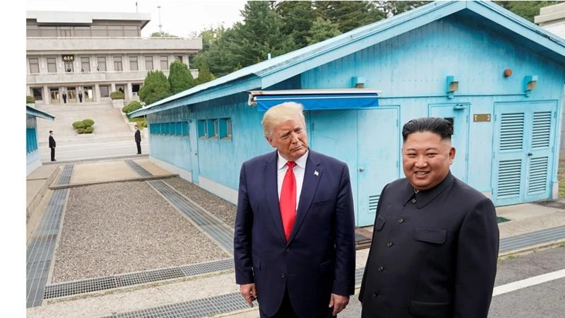 Lãnh đạo Triều Tiên Kim Jong-un (phải) gặp Tổng thống Mỹ Donald Trump (trái) tại Bàn Môn Điếm hồi tháng 6-2019, trong nỗ lực đàm phán hy vọng Mỹ giảm nhẹ trừng phạt. Ảnh: AL JAZEERA