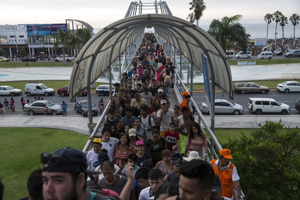 Một cầu bộ hành còn đông nghịt người hôm 16-2, nhưng đến ngày 24-3 đã hầu như không còn bóng người. Ảnh: AP 1