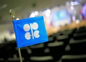 Trước áp lực từ Mỹ, OPEC và Nga đồng ý giảm sản lượng dầu mỏ