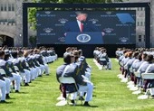 Ảnh: Ông Trump dự lễ tốt nghiệp West Point