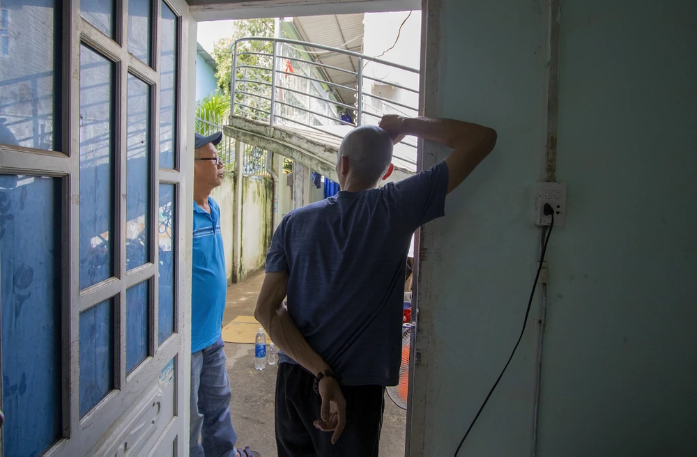 Chang_trai_sua_xe_dap