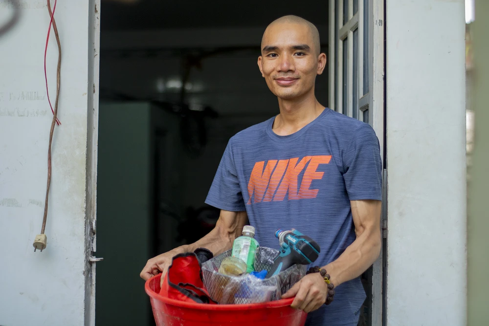 Chang_trai_sua_xe_dap