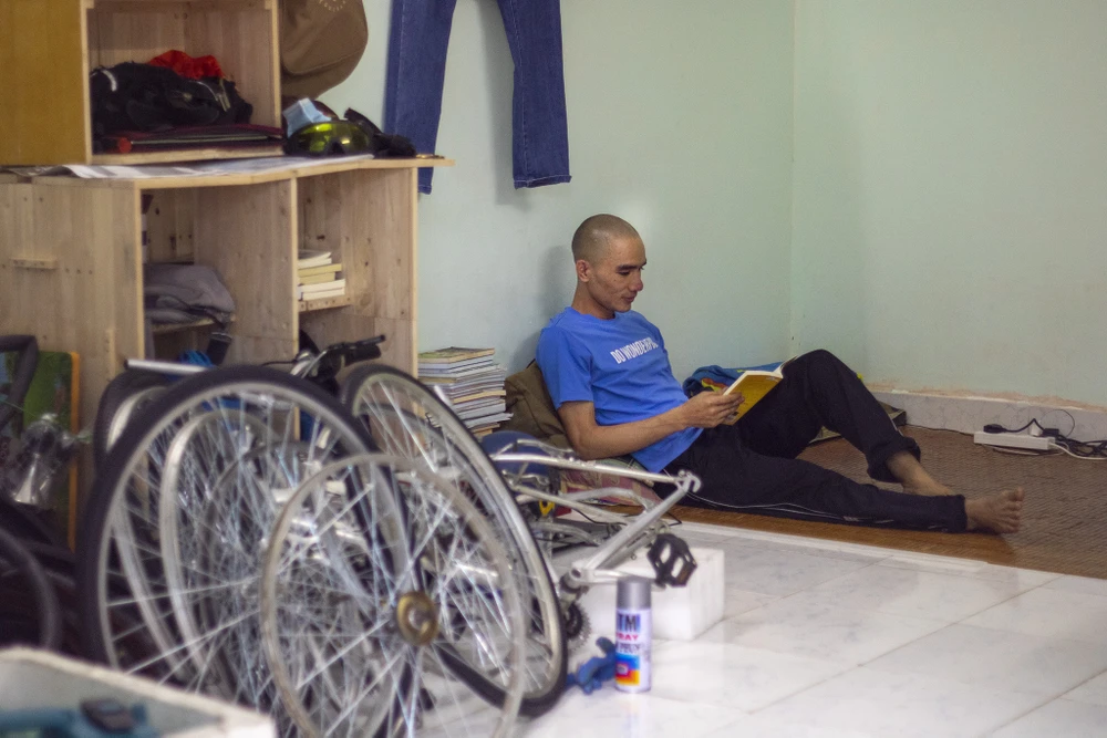 Chang_trai_sua_xe_dap