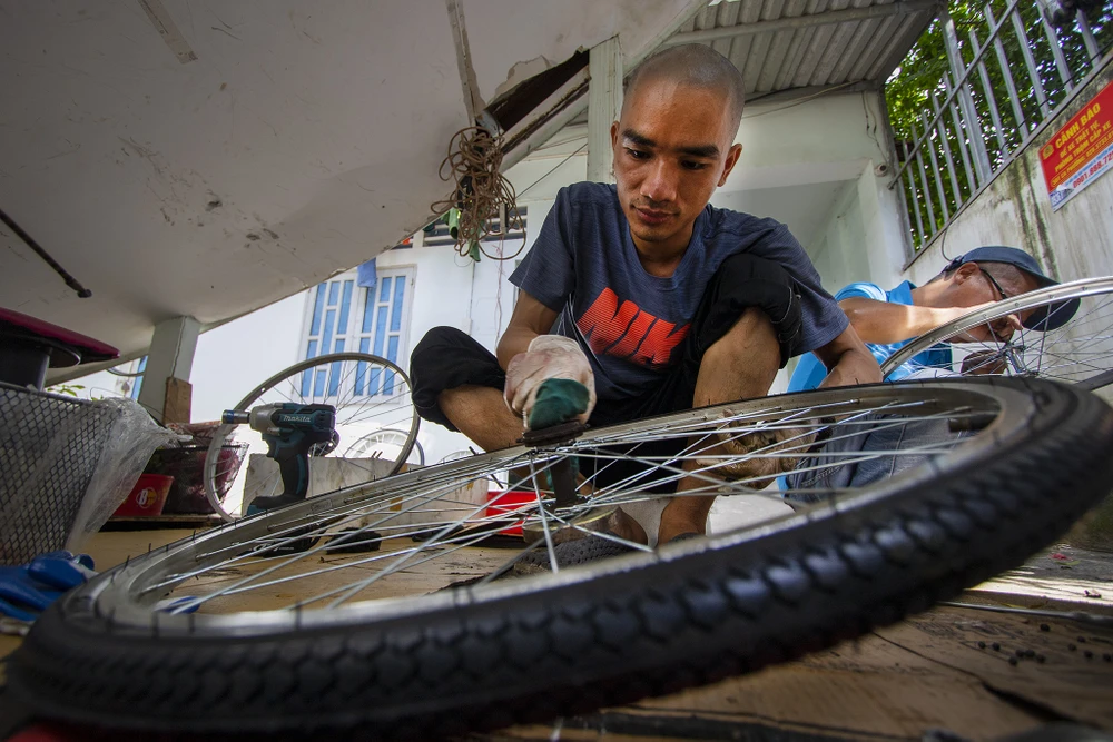 Chang_trai_sua_xe_dap