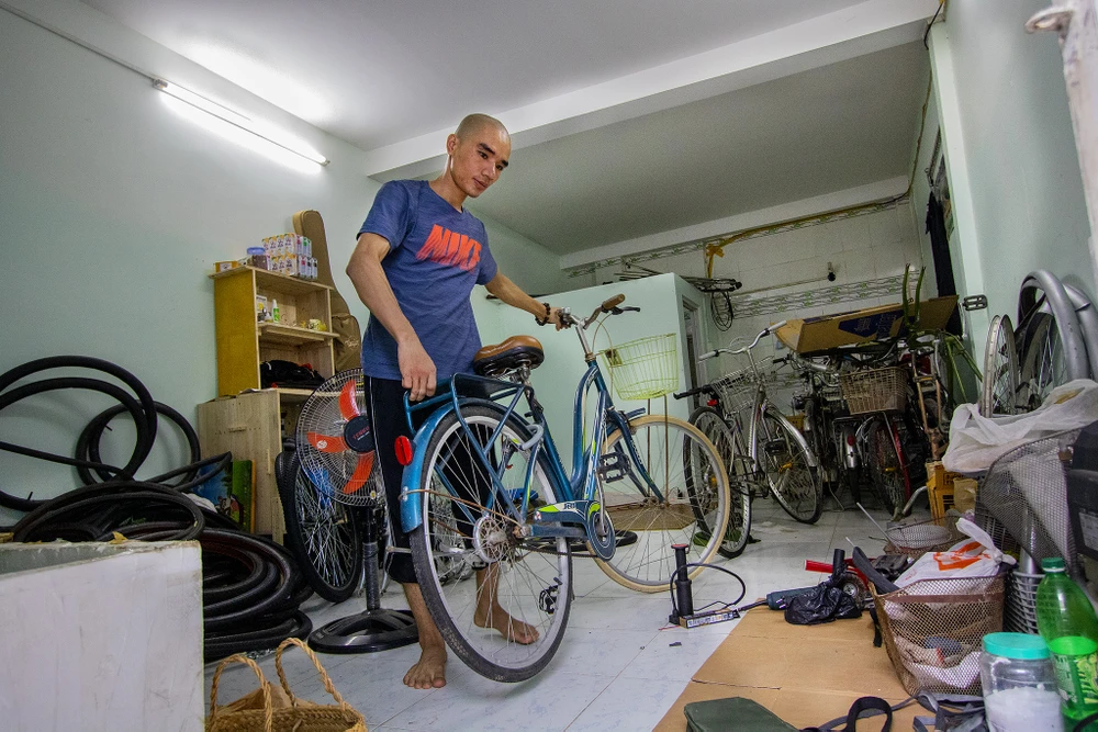 Chang_trai_sua_xe_dap