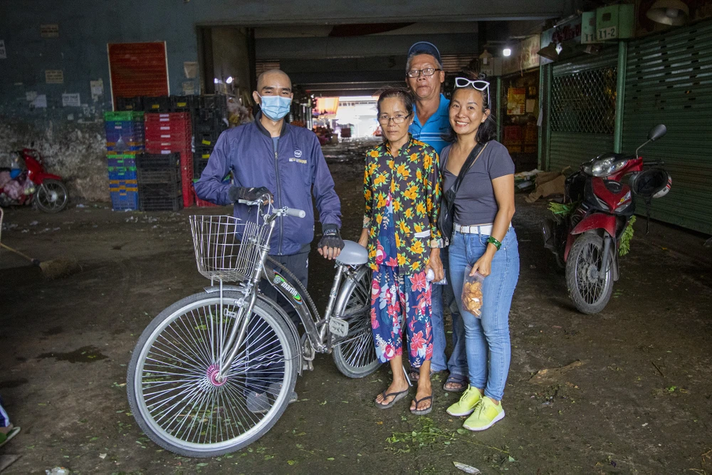 Chang_trai_sua_xe_dap