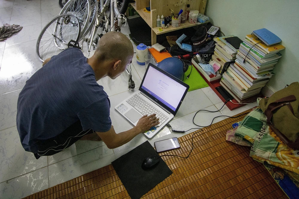 Chang_trai_sua_xe_dap