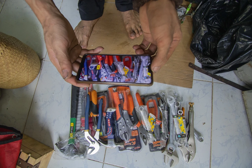 Chang_trai_sua_xe_dap