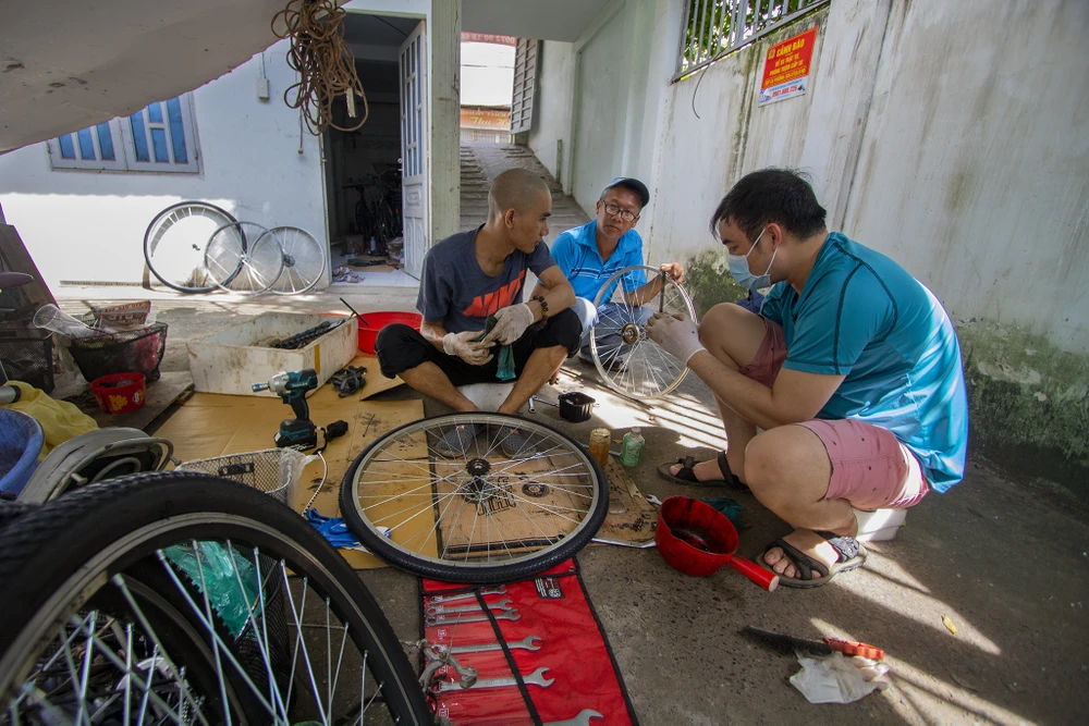 Chang_trai_sua_xe_dap