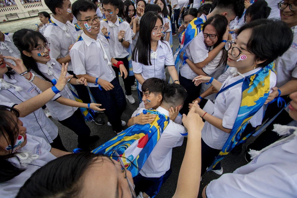 chia_tay_cuoi_cap_thpt_chuyên_LHP