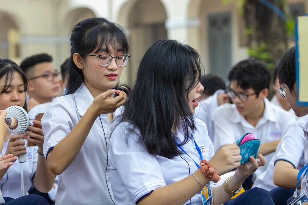 chia_tay_cuoi_cap_thpt_chuyên_LHP