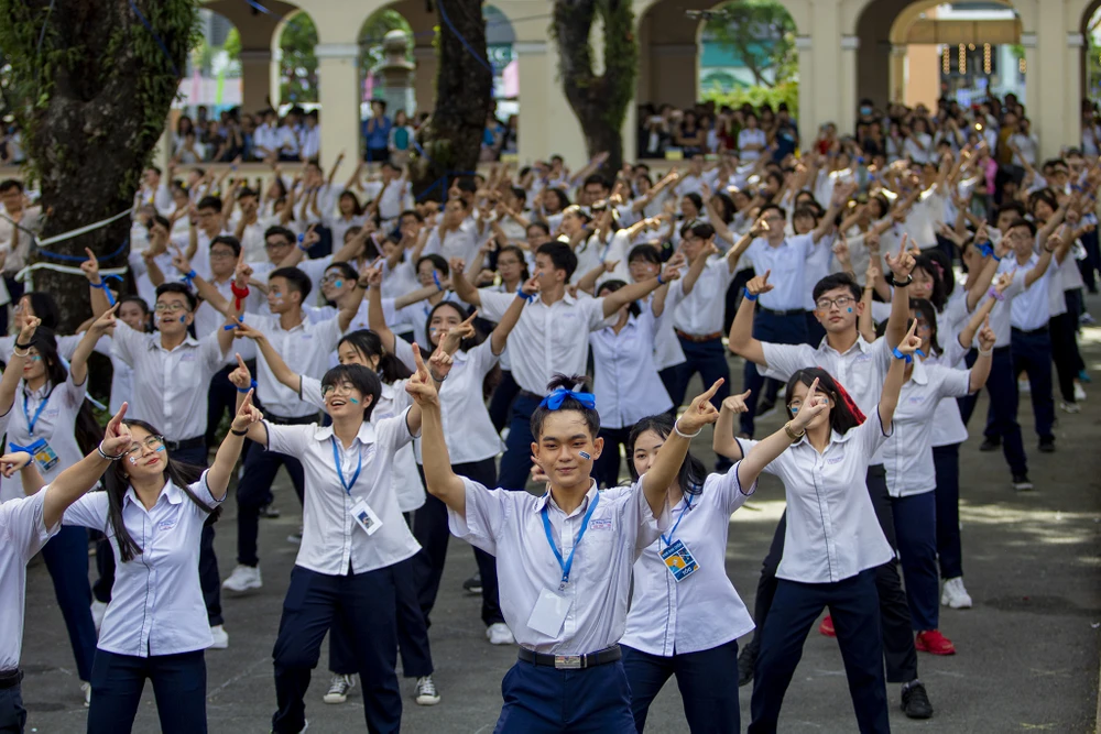 chia_tay_cuoi_cap_thpt_chuyên_LHP