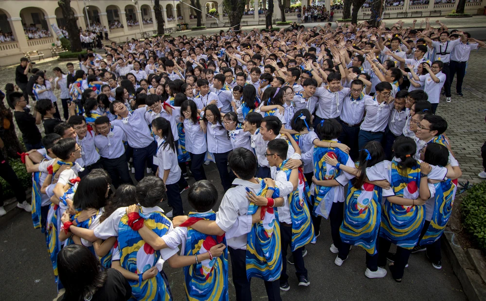 chia_tay_cuoi_cap_thpt_chuyên_LHP