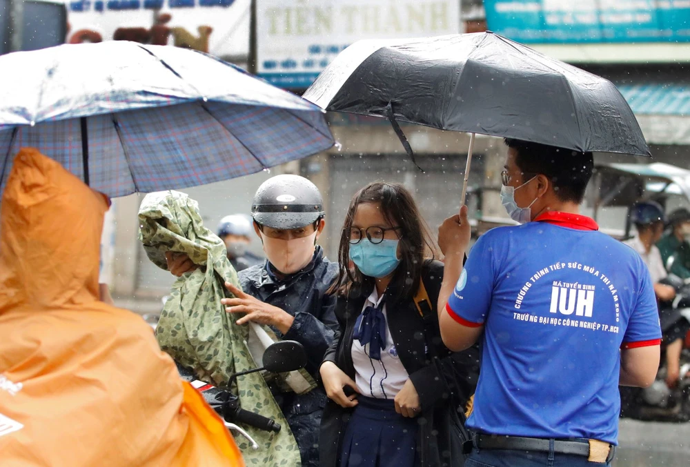 dam-mua-doi-con-thi-tot-nghiep